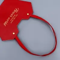 Сумка для цветов тиснение красная, &laquo;Самой прекрасной&raquo;, влагостойкая, 23&times;15&times;9 см