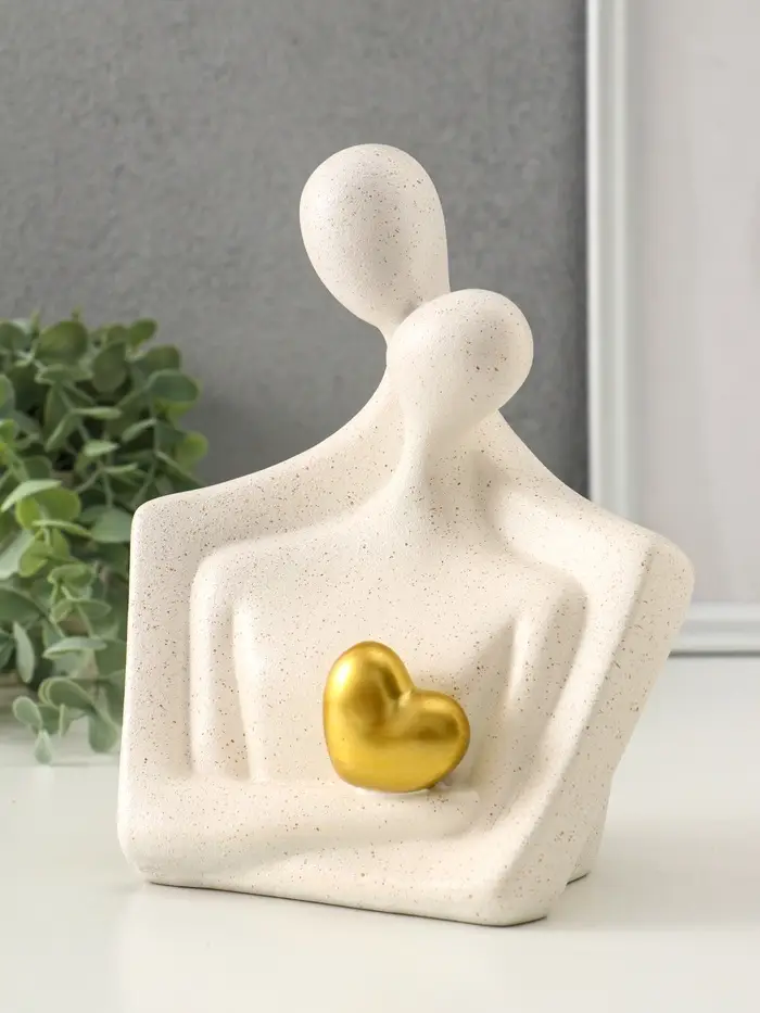 Бюст полистоун "Влюблённые - поцелуй, с золотым сердцем" песочный 15х9х18,5 см Бюст полистоун "Влюблённые - поцелуй, с золотым сердцем" песочный 15х9х18,5 см