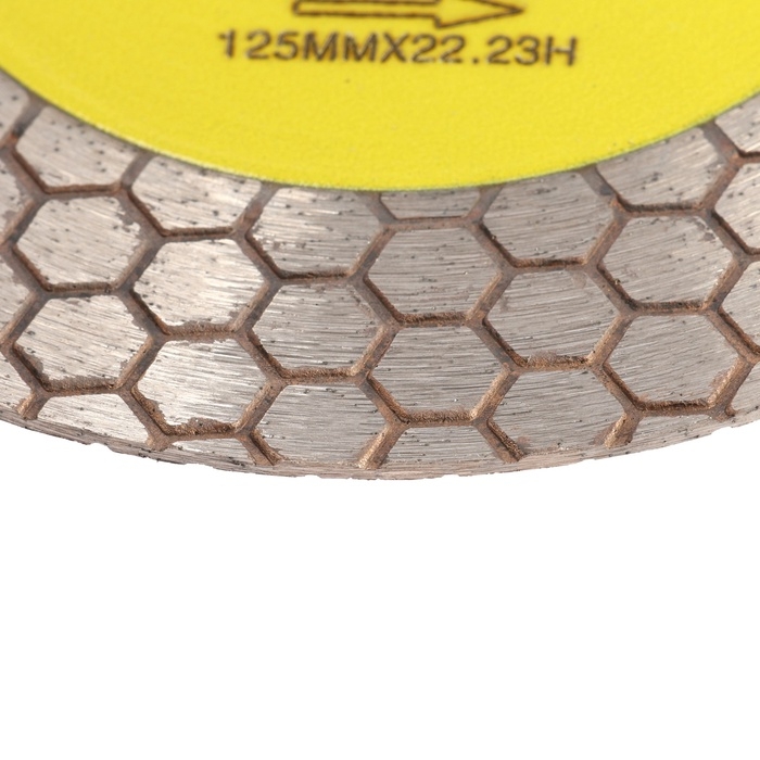 Диск алмазный для резки и шлифовки ТУНДРА, для запилов под 45 градусов, сплошной, 125 мм Диск алмазный для резки и шлифовки ТУНДРА, для запилов под 45 градусов, сплошной, 125 мм