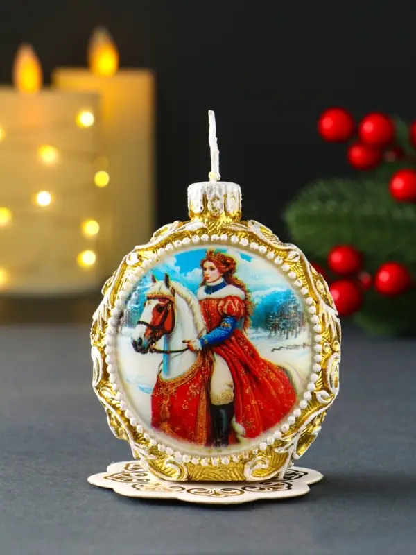Свеча новогодняя "Шар узорный. Княгиня на коне" золотой 7,2х3,8х8,5 см