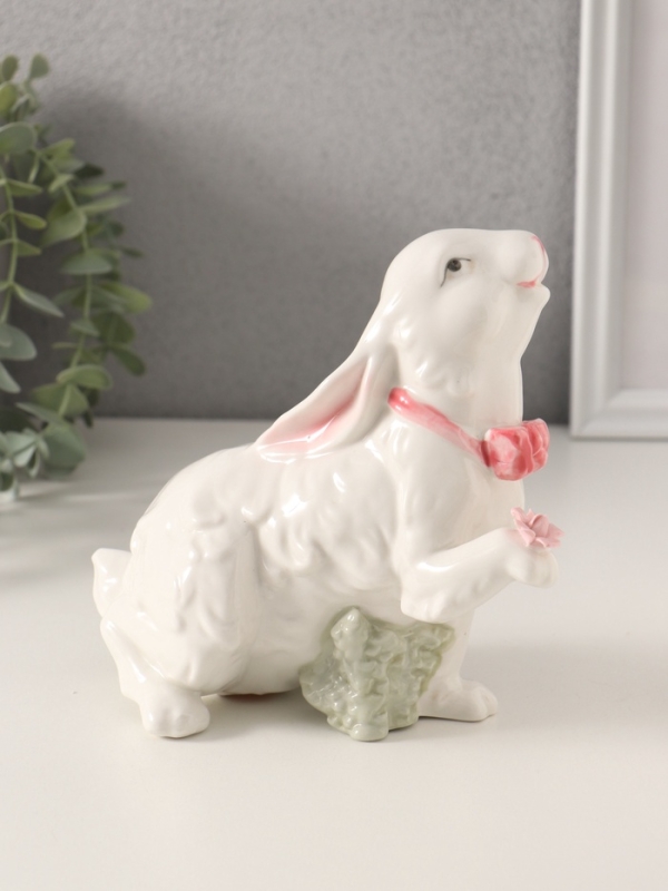 Сувенир керамика Сувенир керамика "Белый кролик с розовым бантом и розочками" 17,5х9,5х16 см