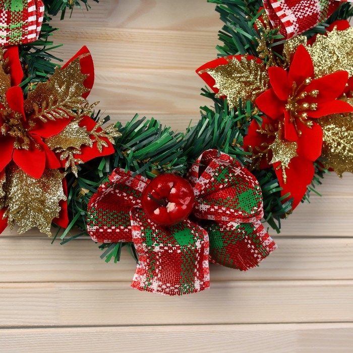 Венок новогодний d-30 см  Венок новогодний d-30 см "Яркая сказка" цветы бантики ягоды