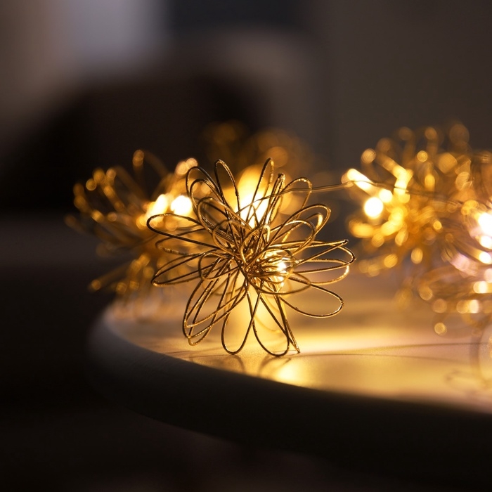 Гирлянда «Нить» роса 5 см, с насадками «Вспышка», IP20, серебристая нить, 10 LED, батарейки ААх2 (не в комплекте), свечение тёплое белое Гирлянда «Нить» роса 5 см, с насадками «Вспышка», IP20, серебристая нить, 10 LED, батарейки ААх2 (не в комплекте), свечение тёплое белое