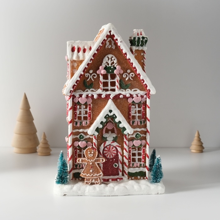Сувенир полистоун свет Сувенир полистоун свет "Пряничный домик в глазури с пряничкой, ёлками" 17х12х25,5 см