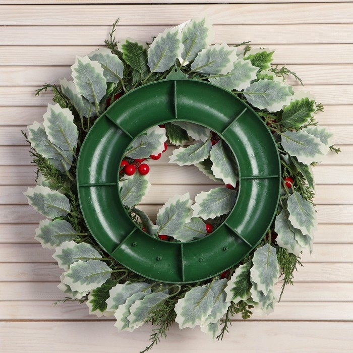 Венок новогодний d- 33 см  Венок новогодний d- 33 см "Уютная сказка" листочки ягоды зелень