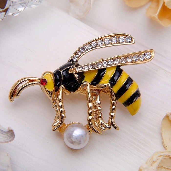 Брошь «Пчелка» с бусиной, цветная в золоте Брошь «Пчелка» с бусиной, цветная в золоте