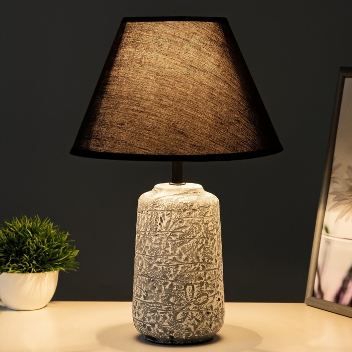 Настольная лампа Настольная лампа "Амальтея" Е14 40Вт бело-черный 22,5х22,5х36 см RISALUX