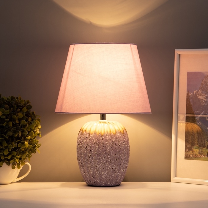 Настольная лампа с абажуром RISALUX «Успех», 1×Е14, 40 Вт, фиолетовый, 22×22×33 см Настольная лампа с абажуром RISALUX «Успех», 1×Е14, 40 Вт, фиолетовый, 22×22×33 см