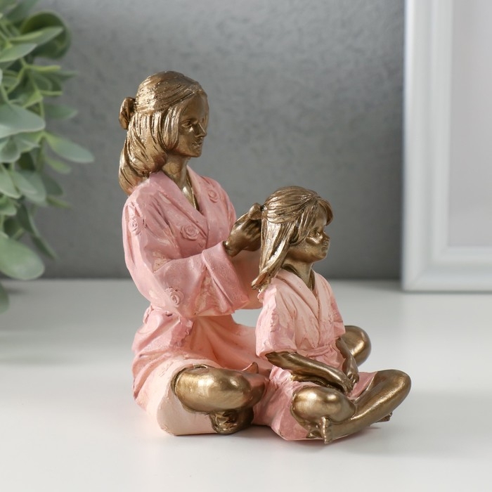 Сувенир полистоун  Сувенир полистоун "Мама заплетает дочь" бронза, розовый 10,5х9х11,5 см