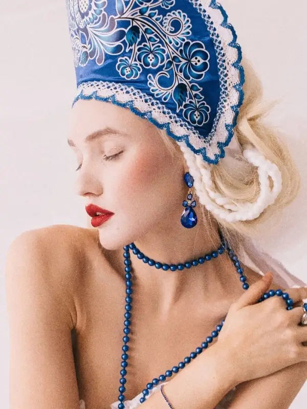 Серьги висячие со стразами &laquo;Вечеринка&raquo;, цветок из капель, сине-белые в золоте, 6.3 см