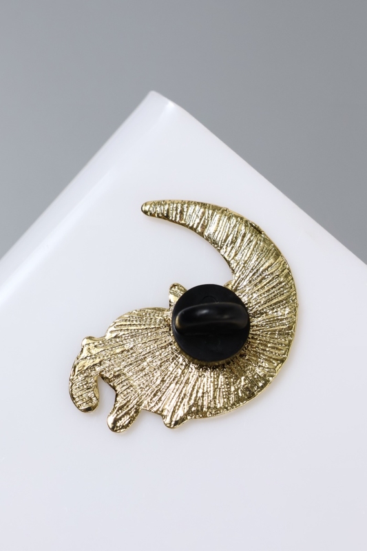 Значок «Кот» на Луне, цвет чёрно-белый в золоте Значок «Кот» на Луне, цвет чёрно-белый в золоте