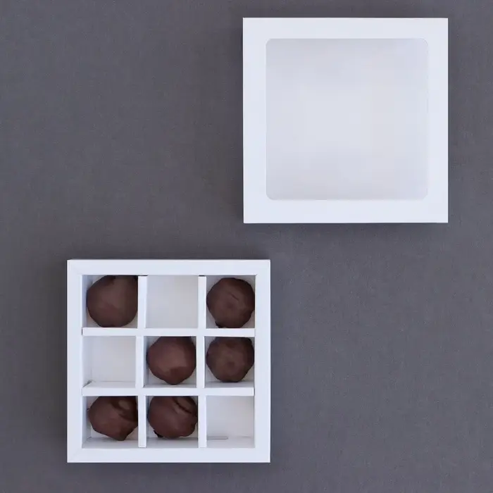 Коробка для 9 конфет, белая, 13.8&times;13.8&times;3.8 см