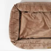 Лежанка для кошек и собак велюровая Pet Lab, 45 х 40 х 15 см, бежевая Лежанка для кошек и собак велюровая Pet Lab, 45 х 40 х 15 см, бежевая