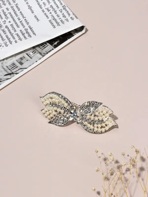 Заколка - автомат для волос &laquo;Гелая&raquo;, бантик, 9 см, серебристо-белая