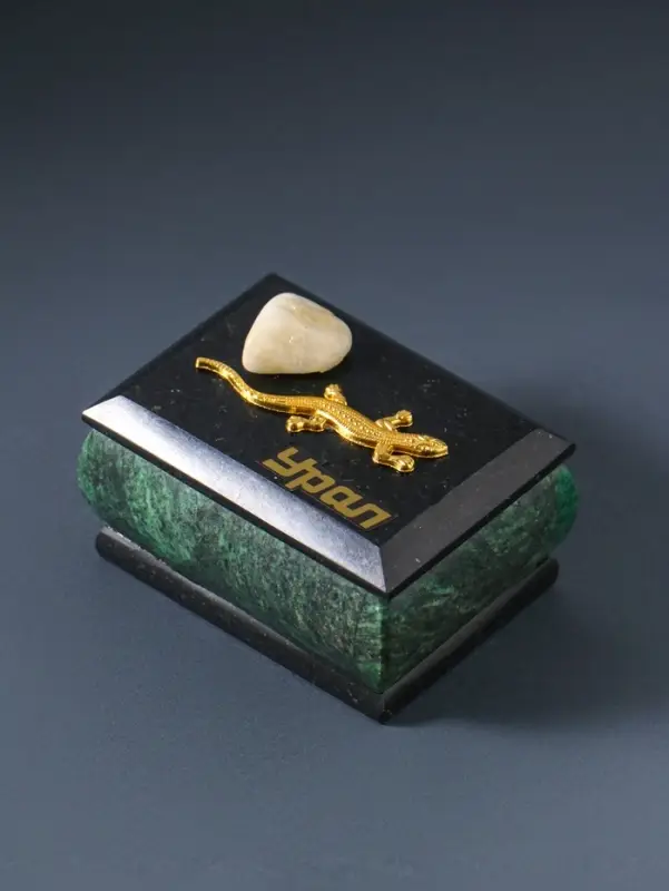 Шкатулка для украшений &laquo;Урал&raquo; прямоугольная, змеевик, с декоративным камнем, 7.5&times;5.5&times;5.5 см