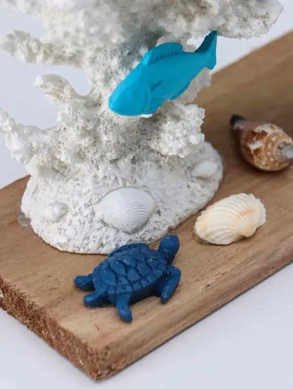 Сувенир полистоун "Рыбки и морской конёк у белых кораллов" 7,5х15,7х19,5 см