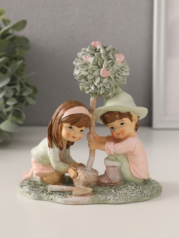 Сувенир полистоун  Сувенир полистоун "Малыши садят деревце" розово-зелёный 13х7х13 см