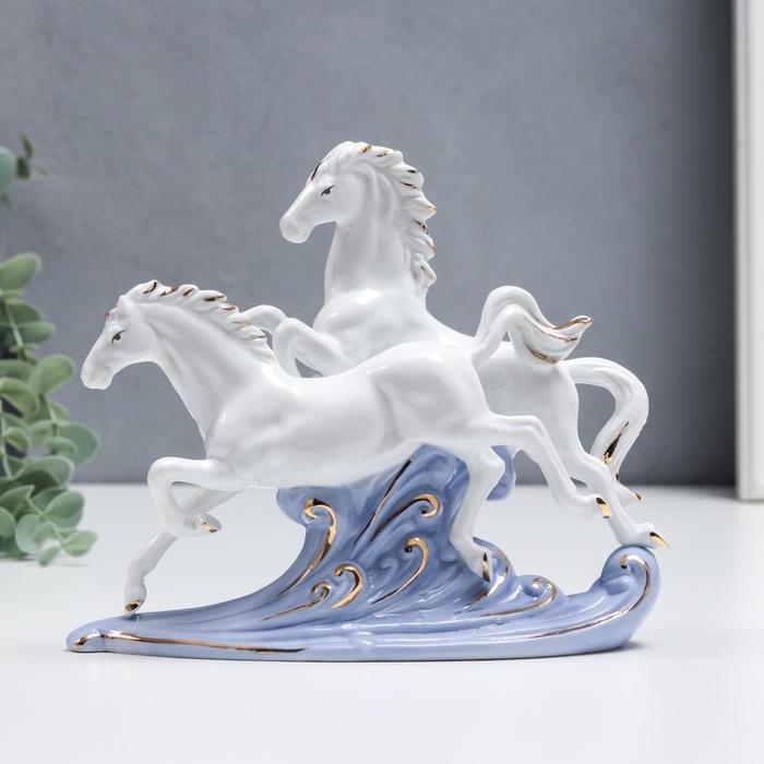 Сувенир керамика Сувенир керамика "Скачки арабских скакунов" белый с золотом 16 см
