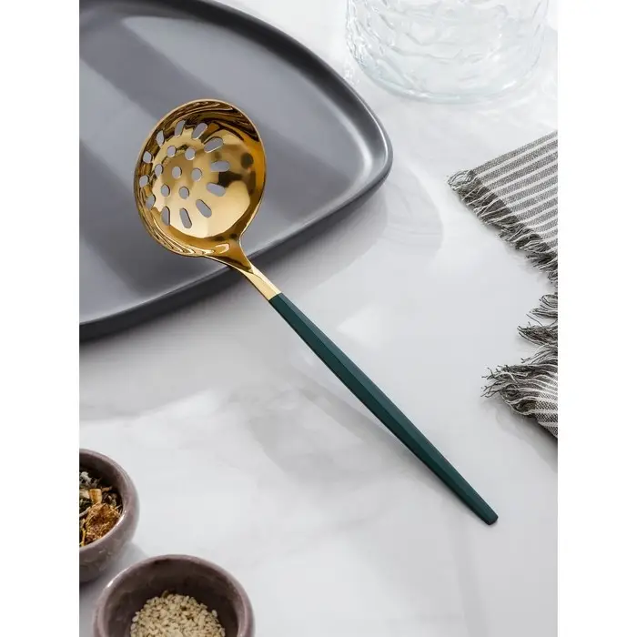 Шумовка из нержавеющей стали Magistro «Грэйс», h=24,5 см, цвет ручки зелёный, цвет головы золотой Шумовка из нержавеющей стали Magistro «Грэйс», h=24,5 см, цвет ручки зелёный, цвет головы золотой