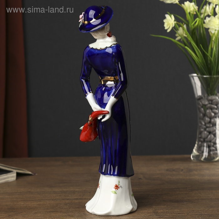 Сувенир керамика  Сувенир керамика "Девушка в пальто на прогулке" 29х8х7,5 см