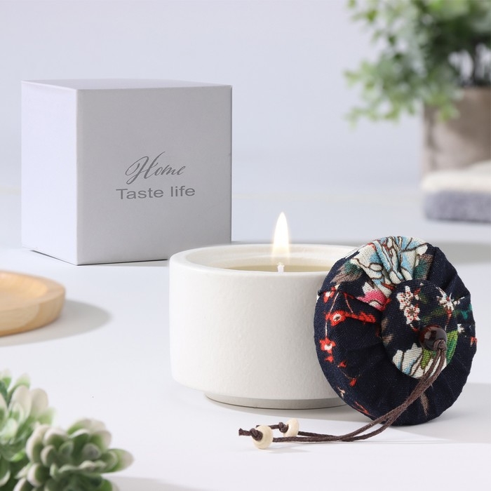 Свеча ароматическая Свеча ароматическая "Soy WAX", английская груша и фрезия, белая, 9х9 см