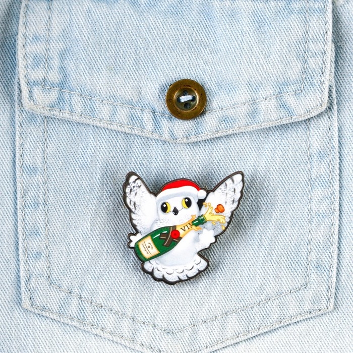 Значок новогодний закатной «Новый год: чирикать», 5,6 см. Значок новогодний закатной «Новый год: чирикать», 5,6 см.