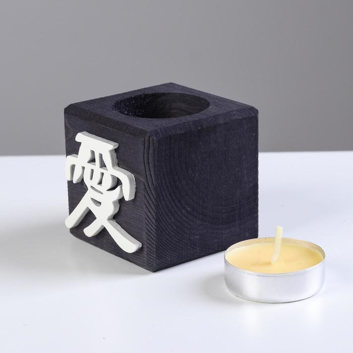 Свеча в деревянном подсвечнике  Свеча в деревянном подсвечнике "Куб, Иероглифы. Любовь", эбен, аромат манго