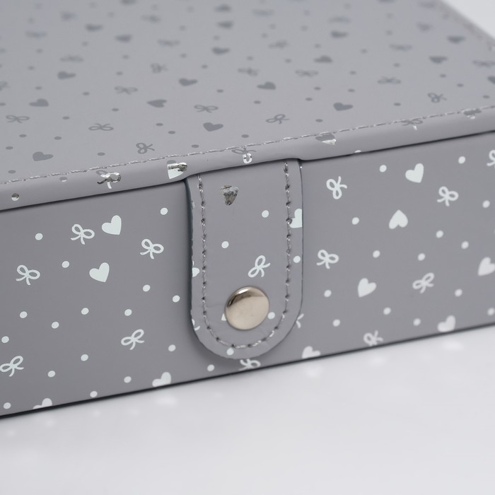 Шкатулка кожзам для украшений с зеркалом Шкатулка кожзам для украшений с зеркалом "Сердечки" серая матовая тиснение 15х21,5х5,5 см