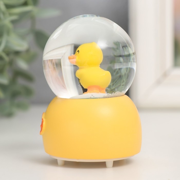 Сувенир полистоун водяной шар свет Сувенир полистоун водяной шар свет "Развлечения утёнка" МИКС 7х5х5 см