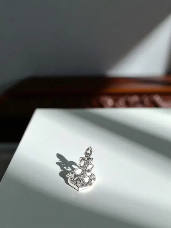Брошь &laquo;Якорь ретро&raquo;, белая в чернёном серебре