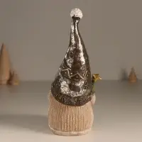 Фигурка светящаяся полистоун &laquo;Дед Мороз в колпаке, с ёлкой&raquo;, беж и шоколад, 10.5&times;10.5&times;22 см