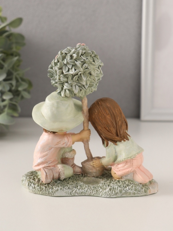 Сувенир полистоун  Сувенир полистоун "Малыши садят деревце" розово-зелёный 13х7х13 см