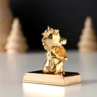 Сувенир  Лошадка с монеткой на подставке и с пожеланием "Богатства", 4*2,3*5см.