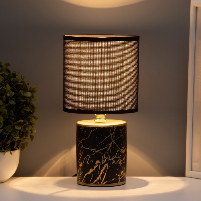 Настольная лампа с абажуром RISALUX «Юнона», Е14, 40 Вт, чёрно-золотой, 13×13×26.5 см Настольная лампа с абажуром RISALUX «Юнона», Е14, 40 Вт, чёрно-золотой, 13×13×26.5 см