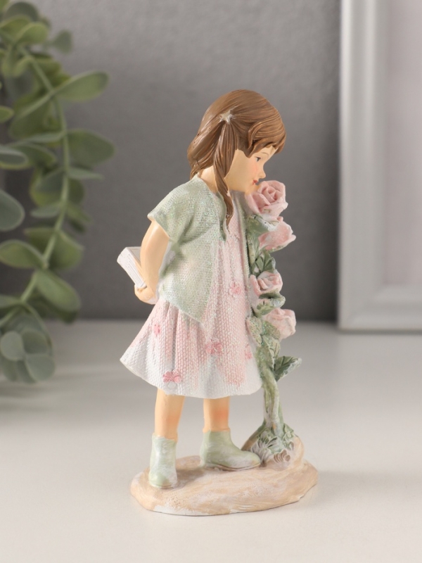 Сувенир полистоун Сувенир полистоун "Малышка у куста с розами" розово-зелёный 6х5,5х12 см