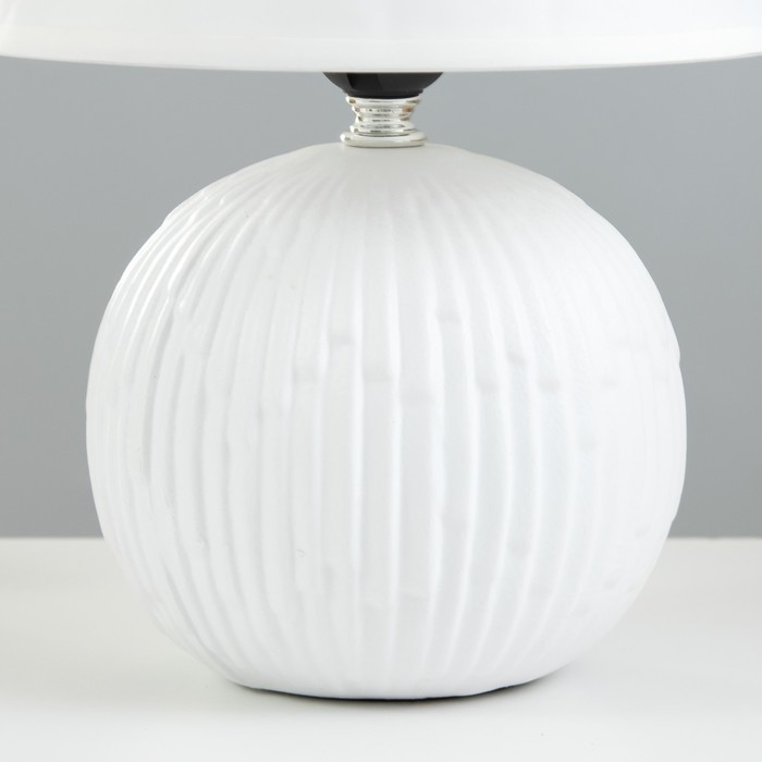 Настольная лампа Настольная лампа "Крейс" E27 40Вт белый 22х22х32 см RISALUX