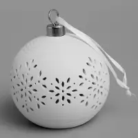 Ёлочный шар &laquo;Снежинки&raquo;, 9&times;9&times;9.8 см, 1 LED, керамика, от батареек LR44&times;2, свечение тёплое белое