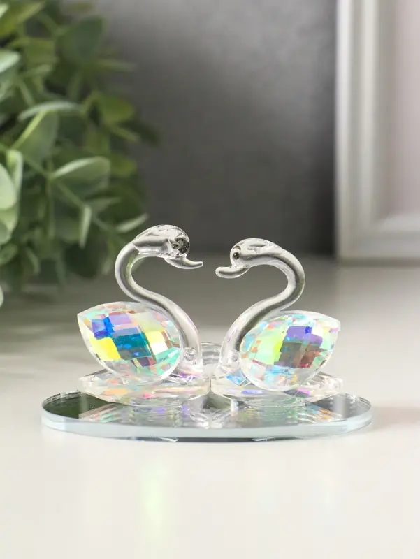 Фигурка стекло &laquo;Лебеди с бриллиантом&raquo;, зелёная голография, 9&times;6&times;5.5 см