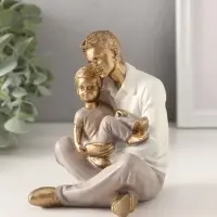 Фигурка полистоун &laquo;Папа держит сына на руках&raquo;, 10&times;8&times;12 см