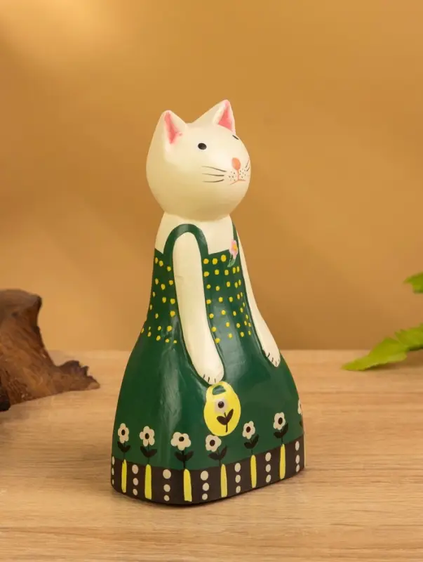 Сувенир дерево "Белая кошка в зелёном платье" 9х5х15,5 см