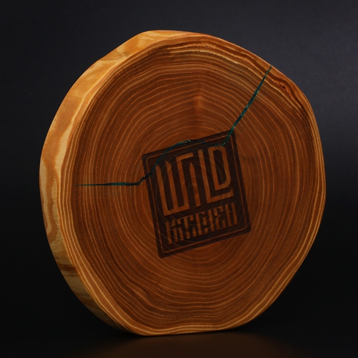 Доска разделочная из спила Wild Kitchen, d=160-200 мм, толщина 30 мм, цельный массив кедра Доска разделочная из спила Wild Kitchen, d=160-200 мм, толщина 30 мм, цельный массив кедра
