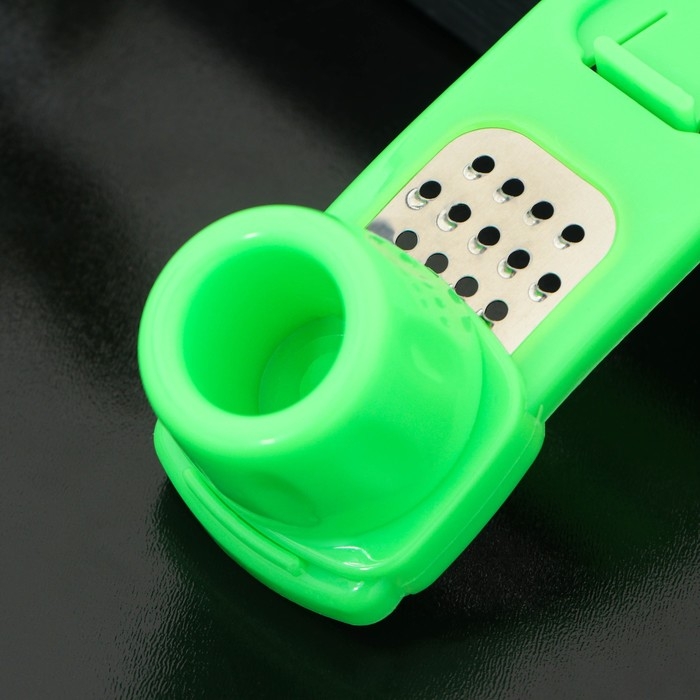 Тёрка для чеснока с держателем Доляна, 14 см, малая, цвет МИКС Тёрка для чеснока с держателем Доляна, 14 см, малая, цвет МИКС