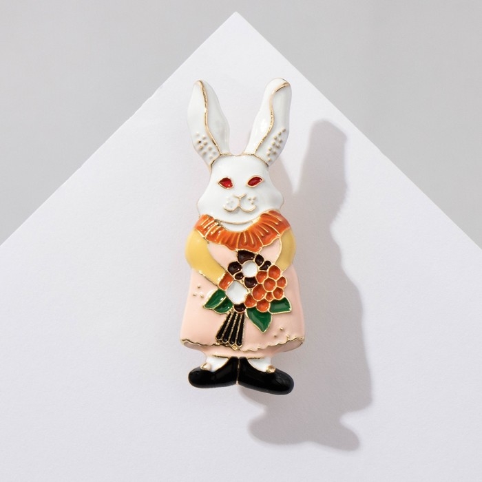 Значок «Крольчиха» с букетом, цветной в золоте Значок «Крольчиха» с букетом, цветной в золоте
