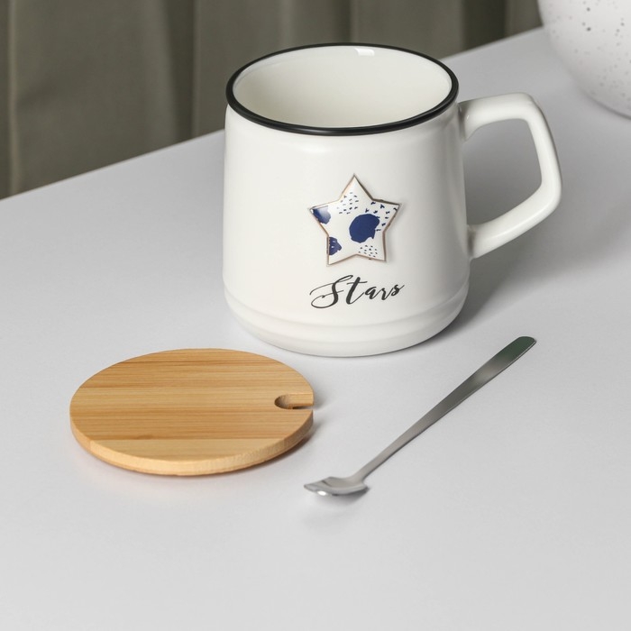 Кружка керамическая с крышкой и ложкой «Звезда», 350 мл, цвет белый Кружка керамическая с крышкой и ложкой «Звезда», 350 мл, цвет белый