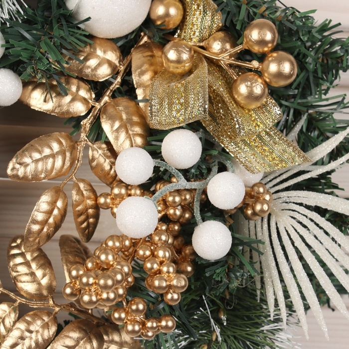 Венок новогодний d-34 см  Венок новогодний d-34 см "Ветка ажурная"