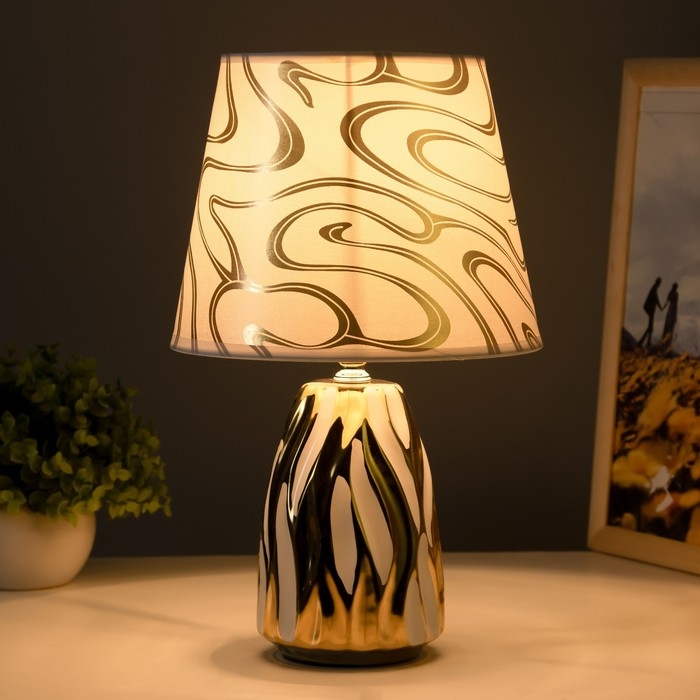 Настольная лампа Настольная лампа "Риана" Е14 40Вт золото белый 20х20х33см RISALUX