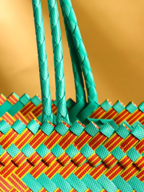 Сумка плетёная, 30×15×35 см, пластик, бирюзовый-жёлтая Сумка плетёная, 30×15×35 см, пластик, бирюзовый-жёлтая