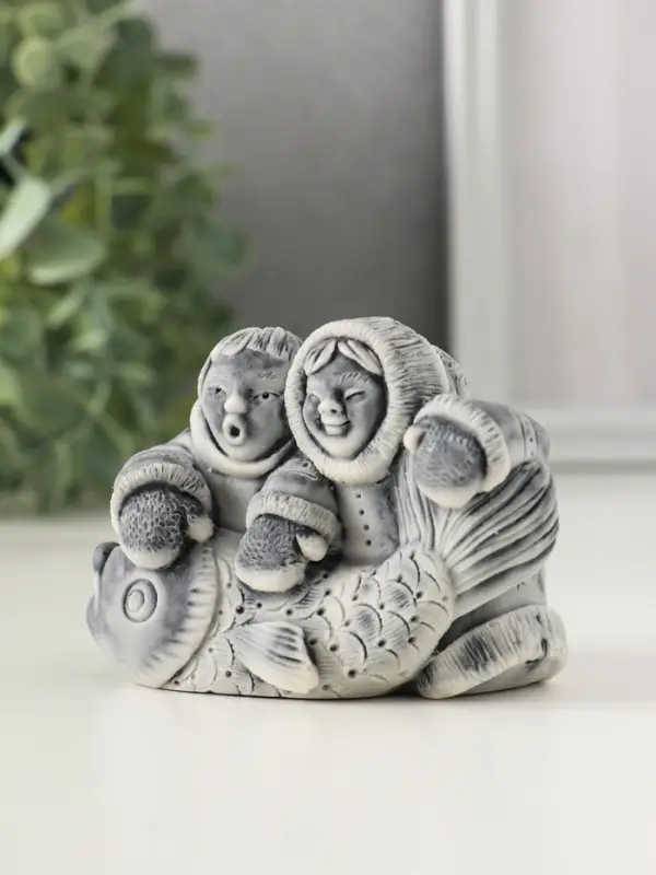 Сувенир "Два рыбака с большой рыбиной" 5,8 см