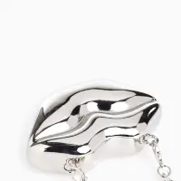 Сумка мини-клатч на магните, в форме губ, жёсткий корпус, на длинной цепочке, серебристая