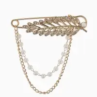 Булавка &laquo;Лист&raquo; в стразах, цепочка, жемчуг, L=7.5 см, цвет белый в золоте